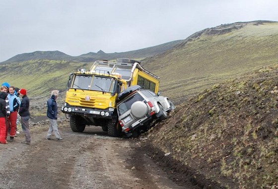 Nehoda tatrabusu eské cestovní kanceláe Adventura a dípu na Islandu se
