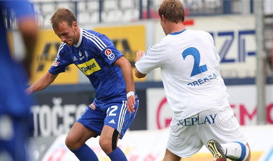 Ostravský Pavel Dreksa (vpravo) byl nejlepím hráem svého týmu v duelu s Olomoucí.