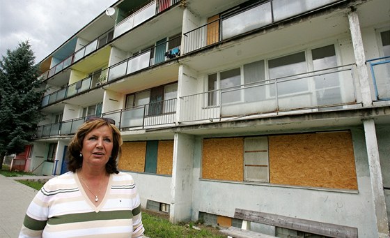 Starostka Obrnic Drahomíra Miklošová chce zabránit tomu, aby spekulanti do levných bytů v Obrnicích stěhovali problémové nájemníky z lukrativních domů jinde.