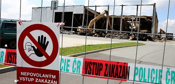 Policie se vrátila do vyhoelého skladu spoelnosti A3 Sport v Plzni, kde msíc