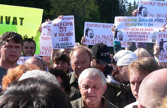 Takto ekali ve stedu odprci aktivist na píjezd pedsedy SSD Bohuslava Sobotky. Toho tam pozvali pedstavitelé Hnutí Duha, kteí se pokouejí bránit kácení strom napadených krovcem.