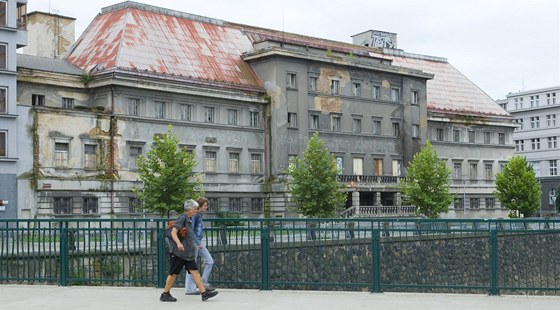 Zchátralé a už téměř dvacet let uzavřené městské lázně v Plzni.