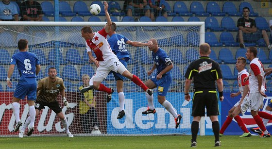 Po rohovém kopu se snaí v libereckém vápn prosadit fotbalisté Slavie.