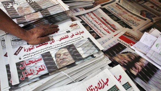 Titulní stránky egyptského tisku se vnovaly Mubarakov soudu. (4. srpna 2011)