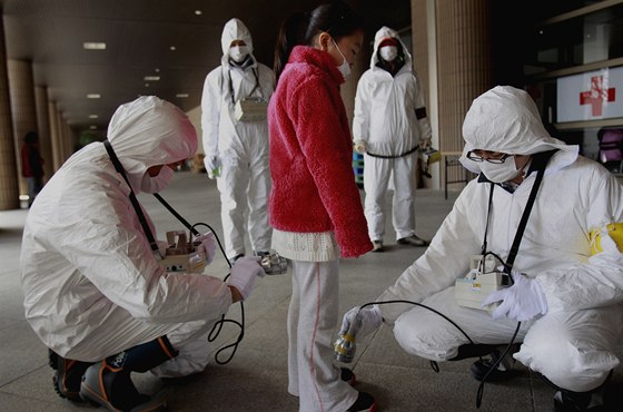 Odborníci mí výi radiace u malé holiky z oblasti Fukuimy (24. bezna 2011)