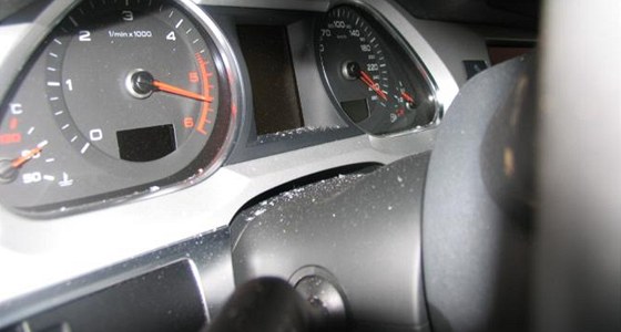 Tachometr ujíždějícího vozu ukazoval místy rychlost až 240 km/h. Ilustrační snímek