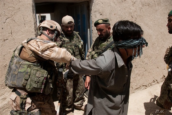 etí vojáci dopadli v afghánském Lógaru nkolik podezelých osob.