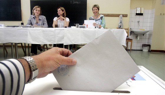 Lidé v Dýšině v referendu odpovídají na dvě otázky. Hlasovací místnosti budou otevřené až do 21 hodin. (Ilustrační snímek)