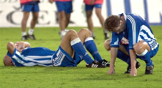 Zklamaní fotbalisté Slavie po odvetném zápasu tetího pedkola Ligy mistr, ve kterém podlehli ukrajinskému achtaru Donck 0:2. (22. srpna 2000)