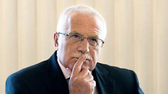 Prezident Václav Klaus se zlobí na silácké výroky většinové společnosti vůči Romům.