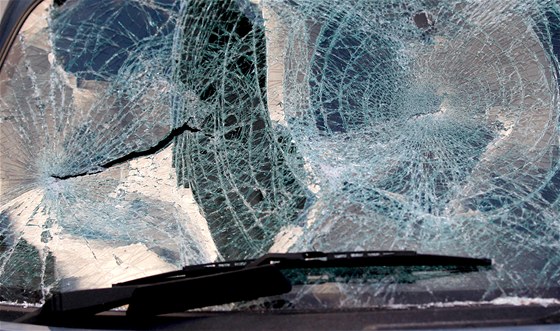 Mladík rozbil sklo auta hokejkou. Ilustraní snímek