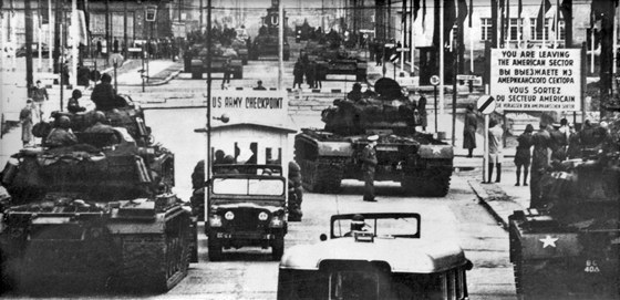 Nejsteenjí hranicí v Berlín byl takzvaný Checkpoint Charlie. Proti sob