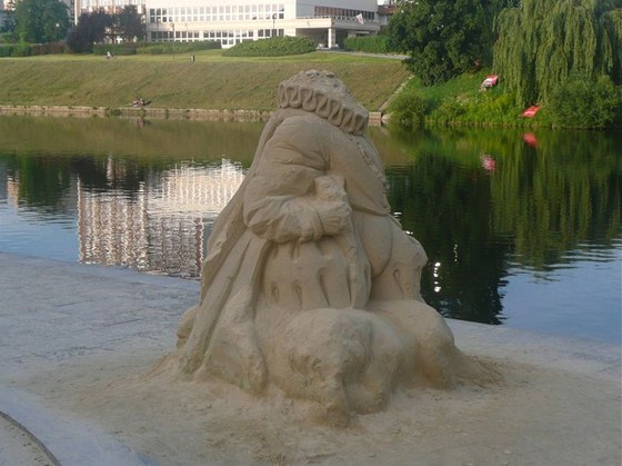 Poniené sochy z písku