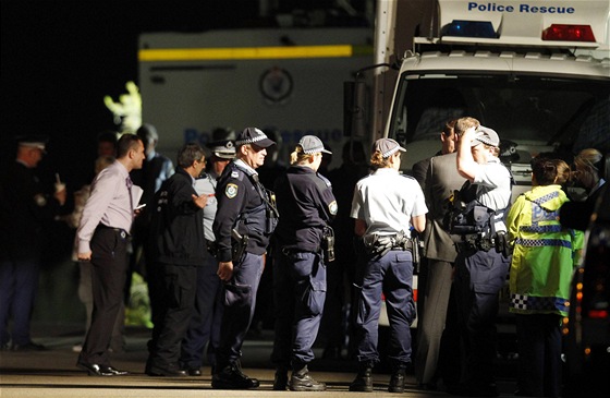 Australtí pyrotechnici ze Sydney se radí bhem zásahu ve tvrti Mosman, kde