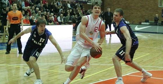 Nový roník basketbalové ligy odstartuje derby Nymburka s Kolínem.