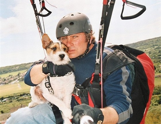Jack Russell jménem General provozuje se svým pánem paragliding od roku 2007. 