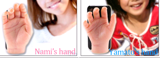 Stojánek na iPhone ve tvaru dtské ruky 