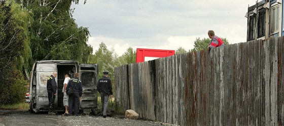 Kriminalisté vyetují poár dodávky s barely benzinu v Horním Jietín.