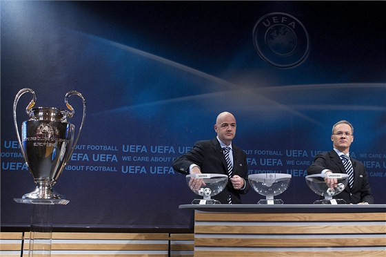 NAPTÍ. Generální sekretá UEFA Gianni Infantino (vlevo) a editel soutí UEFA