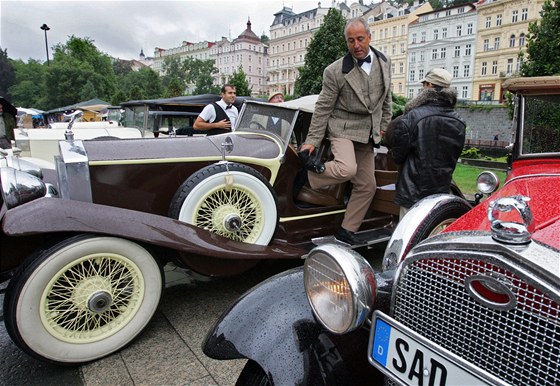 Petr Michálek vystupuje ped karlovarským hotelem Thermal z vozu Rolls Royce