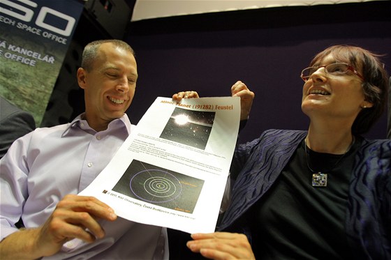 Americký astronaut, Andrew Feustel ukazuje certifikát na svoji planetku, který