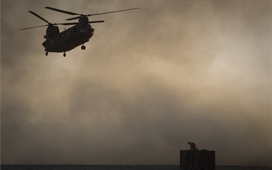 Helikoptéra Chinook pi zásahu v Afghánistánu
