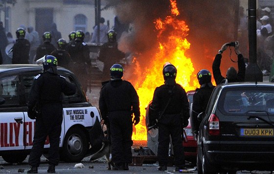 Mladíci v Mostu se inspirovali nedávnými nepokoji v Anglii. (8. srpna 2011)