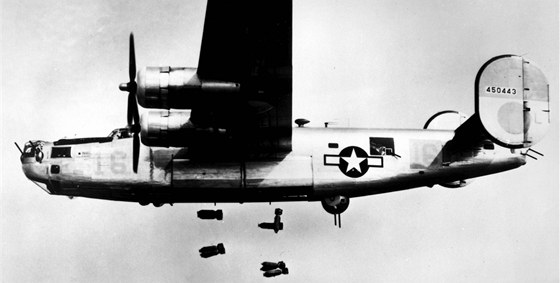 Americký bombardér B-24 Liberator.