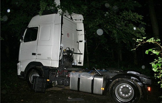 Bývalý zamstnanec firmy ujel s tahaem do lesa, oderpal z nj naftu a ukradl