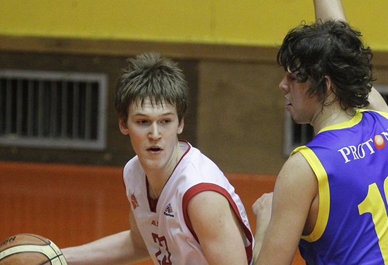 Martin Peterka (vlevo), pardubický basketbalista