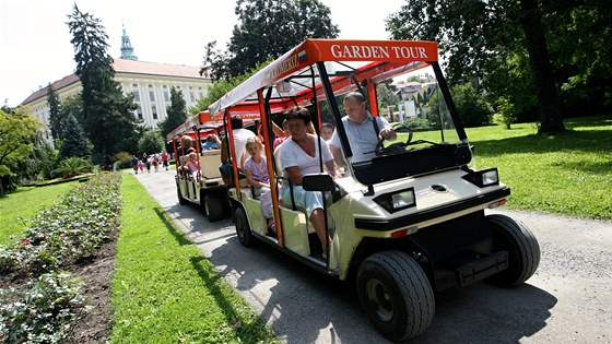 Podzámeckou zahradu v Kromíi si lidé mohou prohlédnout z elektrovláku.