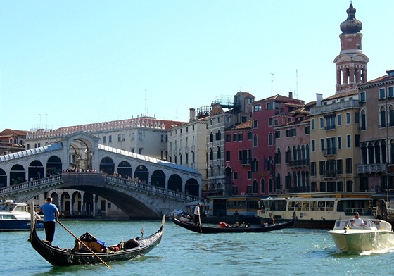 Cesta linkou 1 na Lido di Venezia: pohled z Grand Canal, vlevo most Rialto