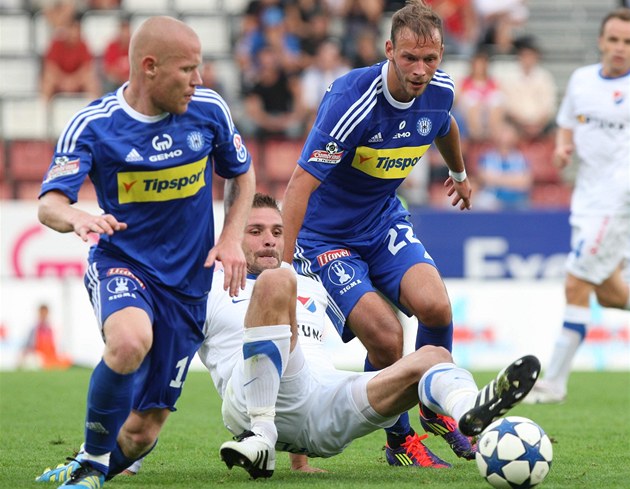Ostravský fotbalista Jozef Adámik se dostal do sev�ení dvou soupe�� z Olomouce, Jana Schulmeistera (vlevo) a Jakuba Petra (srpen 2011).