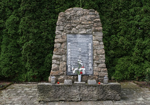 Památník Zák�ovské tragédie ze sklonku 2. sv�tové války z 18. dubna 1945.