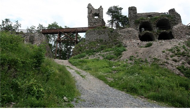 Zřícenina hradu Zubštejn leží na protáhlém kopci (682 m n. m.) nad vsí Pivonice...