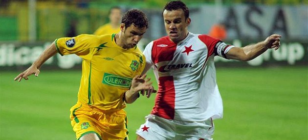 Vaslui - Slavia: Bardujan (vlevo) a Brabec bojují o mí� - Slávistický kapitán