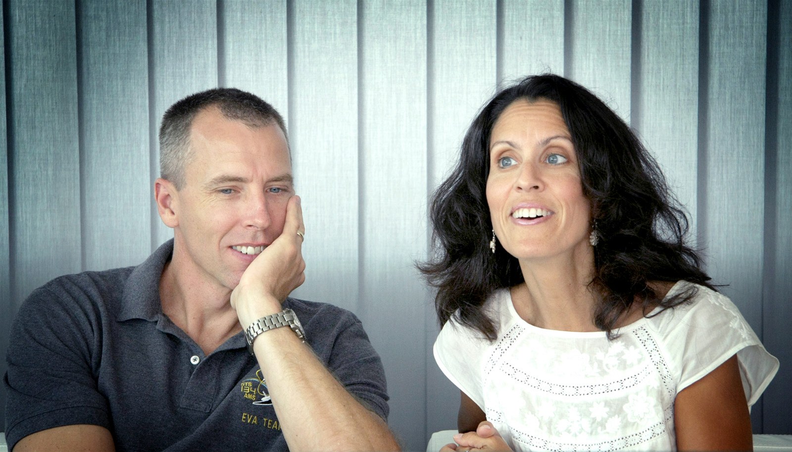 Astronaut Andrew Feustel s man�elkou Indirou p�i on-line rozhovoru se �tená�i