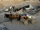 Palestinci obhlíí místo náletu izraelských letoun v Rafáhu (2. srpna 2011)