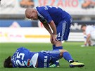 ZRANNÍ. Olomoucký fotbalista Jan Navrátil se svíjí na trávníku, sklání se nad