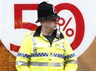 Britský policista hlídá obchod v Manchesteru