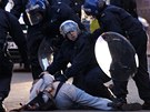 Policisté zatýkají mue v centrálním Birminghamu