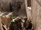 etí vojáci kontrolují podezelá místa v afghánském Lógaru