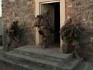etí vojáci obsazují budovu, kde by se mohly ukrývat podezelé osoby