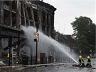 Hasii dohaují poár jedné z budov v Tottenhamu, která vzplála pi sobotních
