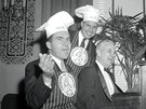 Prezident Richard Nixon zpv na sv narozeninov party, kterou mu ke