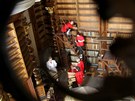 Ukládání historických knih zpt do polic v Barokním sále Národní knihovny