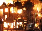 Londýntí hasii bojují s plameny ve tvrti Croydon. (9. srpna 2011)