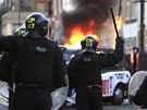 Brittí policisté pi zásahu proti výtrníkm v Birminghamu (9. srpna 2011)