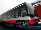 Nakládání tramvaje For City na speciální návs - transport do Prahy