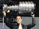 Hokejista David Krejí se Stanley Cupem v rodném ternberku